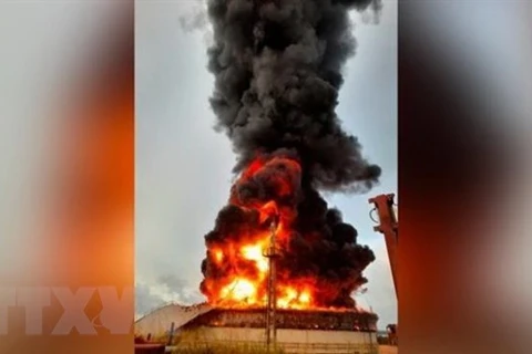 Khói lửa bốc ngùn ngụt tại hiện trường bể chứa dầu thô trong khu công nghiệp gần thành phố Matanzas, Cuba ngày 5/8. (Ảnh: CNN/TTXVN) 