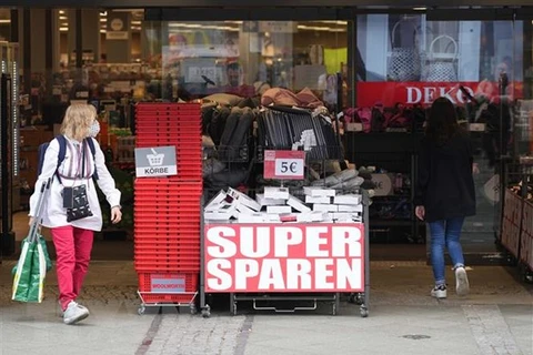 Người dân mua sắm tại một cửa hàng ở Berlin, Đức. (Ảnh: THX/TTXVN)