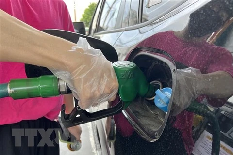 Bơm xăng cho phương tiện tại trạm xăng ở Seoul, Hàn Quốc ngày 10/6. (Ảnh: THX/ TTXVN) 