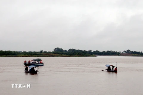  Chính quyền, cơ quan chức năng xã Nam Phong, thành phố Nam Định và lực lượng cứu hộ tìm kiếm các nạn nhân vụ đuối nước trên sông Đào, thành phố Nam Định. (Ảnh: Văn Đạt/TTXVN) Thêm ảnhNo file chosen