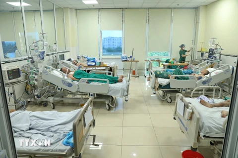 Khoa Hồi sức tích cực (Bệnh viện Bệnh Nhiệt đới Trung ương) hiện đang điều trị cho khoảng 30 bệnh nhân COVID-19 nặng. (Ảnh: Minh Quyết/TTXVN) 