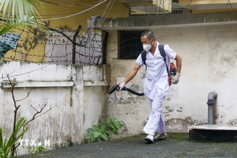Nhân viên y tế quận Hai Bà Trưng, Hà Nội phun hóa chất diệt muỗi tại các khu dân cư trên địa bàn quận. (Ảnh: Tuấn Đức/TTXVN)