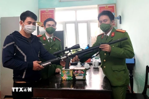 Người dân tự nguyện giao nộp các loại vũ khí, vật liệu nỗ nguy hiểm tới Công an Quảng Bình. (Ảnh: TTXVN phát)