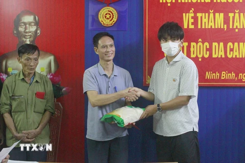 Hội những người Nhật Bản yêu Việt Nam tặng quà nạn nhân chất độc da cam tỉnh Ninh Bình. (Ảnh: Thùy Dung/TTXVN)