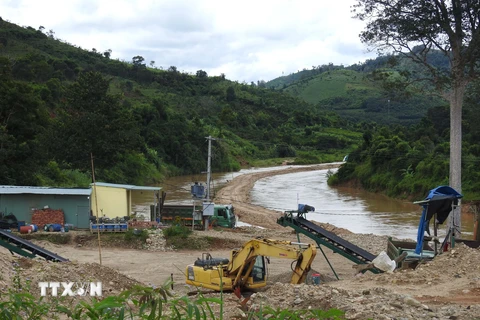 Công ty TNHH 87 tự ý dùng phương tiện cơ giới mở lòng đường ra giữa sông để tiến hành khai thác cát tại thôn 7, xã Đăk Pxi, huyện Đăk Hà (tỉnh Kon Tum). (Ảnh: Cao Nguyên/TTXVN)
