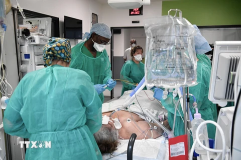 Nhân viên y tế điều trị cho bệnh nhân COVID-19 tại bệnh viện ở Saint-Denis, ngoại ô Paris, Pháp. (Ảnh: AFP/TTXVN)
