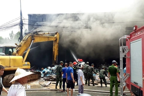 Lực lượng phòng cháy, chữa cháy và các cơ quan chức năng tỉnh Tuyên Quang nỗ lực dập tắt đám cháy. (Ảnh: Quang Cường/TTXVN)