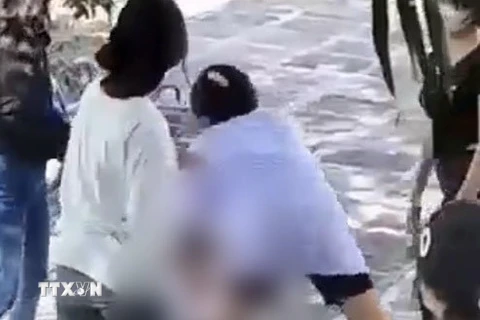Hình ảnh cắt từ clip vụ nhóm nữ sinh đánh 2 nữ sinh khác trên địa bàn huyện Phú Hòa vào ngày 30/8/2022. (Ảnh: TTXVN phát)