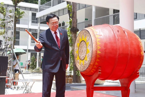 Chủ tịch Quốc hội Vương Đình Huệ đánh trống khai giảng năm học 2022-2023 tại trường THPT Kỳ Sơn. (Ảnh: Doãn Tấn/TTXVN) 