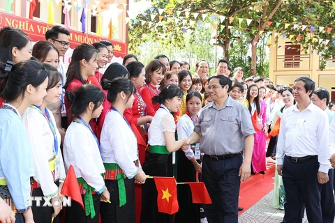 Thủ tướng Phạm Minh Chính với giáo viên, học sinh Trường trung học phổ thông Yên Lập, huyện Yên Lập. (Ảnh: Dương Giang/TTXVN)
