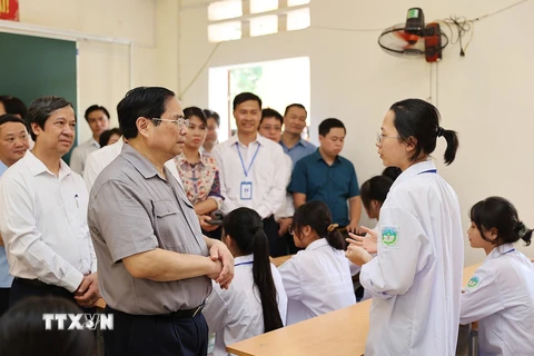 Thủ tướng Phạm Minh Chính động viên, khuyến khích học sinh Trường THPT Yên Lập, huyện Yên Lập. (Ảnh: Dương Giang/TTXVN) 