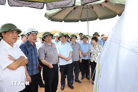 Thủ tướng Phạm Minh Chính kiểm tra dự án tuyến đường cao tốc Tuyên Quang- Phú Thọ. (Ảnh: Dương Giang/TTXVN) 