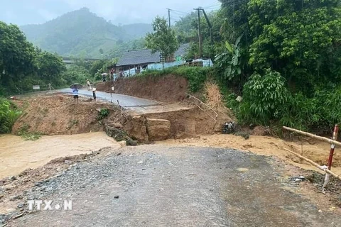 Đường tránh tỉnh lộ 163 Yên Bái-Khe Sang, đoạn qua địa phận thôn Ngòi Lèn, xã Châu Quế Thượng, huyện Văn Yên, bị lũ quét làm vỡ. (Ảnh: TTXVN phát)
