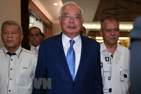 Cựu Thủ tướng Malaysia Najib Razak (giữa) tới phiên tòa ở Kuala Lumpur. (Ảnh: AFP/TTXVN)