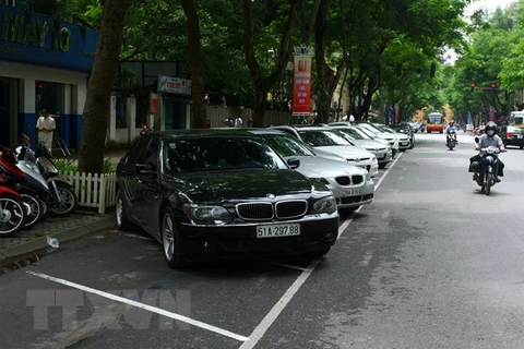 Một điểm trông giữ ôtô trên phố Lý Thường Kiệt, Hà Nội. (Ảnh: Huy Hùng/TTXVN) 