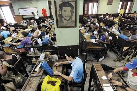 Người lao động tại một doanh nghiệp Cuba. (Nguồn: Reuters)