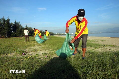Lực lượng cứu hộ bãi biển tham gia thu dọn rác thải nhựa tại các bãi biển ở Đà Nẵng. (Ảnh: Trần Lê Lâm/TTXVN)