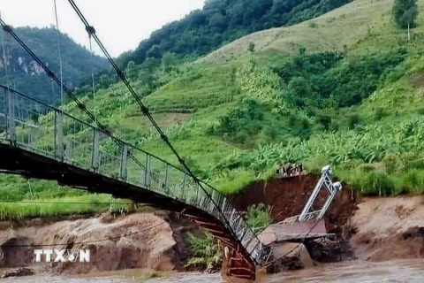 Cầu treo dân sinh tại bản Mệt Sai, xã Sặp Vạt, huyện Yên Châu, tỉnh Sơn La bị sập trụ cầu. (Ảnh: TTXVN phát)