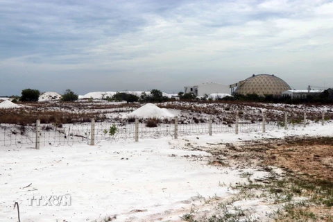 Trong diện tích 406ha quy hoạch khai thác khoáng sản cát trắng đã được cấp phép của Công ty cổ phần Tập đoàn Đầu tư Việt Phương có khu vực 7, 8 chồng lấn với khu nghĩa trang lâu đời của người dân xã Phong Hiền, huyện Phong Điền. (Ảnh: Đỗ Trưởng/TTXVN)