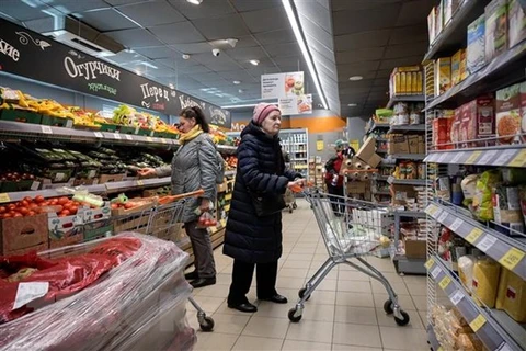 Người dân mua hàng tại một siêu thị ở thủ đô Moskva, Nga. (Nguồn: AFP/TTXVN)