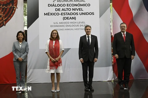Trong ảnh (từ trái sang): Bộ trưởng Thương mại Mỹ Gina Raimondo, Bộ trưởng Kinh tế Mexico Tatiana Clouthier, Ngoại trưởng Mỹ Antony Blinken cùng người đồng cấp Mexico Marcelo Ebrard chụp ảnh chung trước cuộc họp báo tại Mexico City ngày 12/9/2022. (Nguồn: