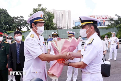 Đại tá Lê Nam Sơn, Phó Lữ đoàn trưởng Lữ đoàn 125, Vùng 2 Hải quân tặng hoa, chúc mừng Chuẩn tướng Gang Dong Goo, Trưởng đoàn nhóm tàu huấn luyện tuần tra trên biển Hải quân Hàn Quốc. 