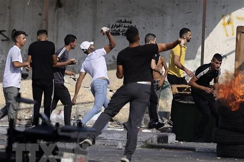 Người biểu tình Palestine đụng độ với lực lượng an ninh Israel tại Nablus, Bờ Tây. (Ảnh: AFP/ TTXVN)