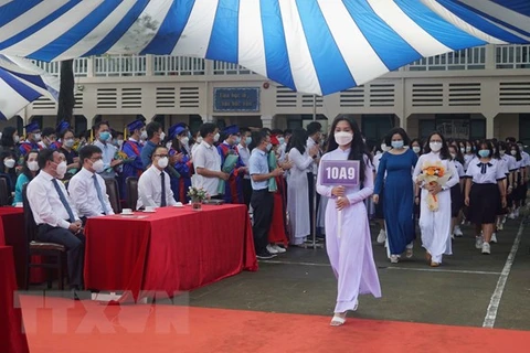 Nghi thức đón học sinh đầu cấp trong lễ khai giảng tại Trường Trung học phổ thông Lê Quý Đôn, Thành phố Hồ Chí Minh. (Ảnh: Thu Hoài/TTXVN)