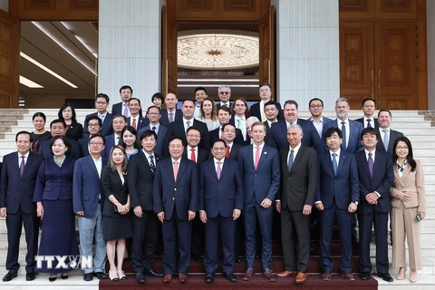 Thủ tướng Phạm Minh Chính chụp ảnh chung với các đại biểu. (Ảnh: Dương Giang/TTXVN) 