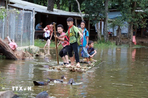 Học sinh ở bản Giáng, xã Chiềng Đen, thành phố Sơn La, phải sử dụng bè tre để đi học. (Ảnh: Hữu Quyết/TTXVN) 