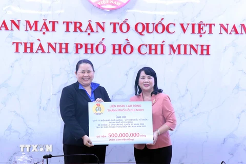 Bà Trần Kim Yến, Chủ tịch Ủy ban Mặt trận Tổ quốc Việt Nam Thành phố Hồ Chí Minh, Chủ tịch Hội đồng Quản lý Quỹ Vì biển đảo quê hương-Vì tuyến đầu Tổ quốc Thành phố Hồ Chí Minh (bên phải) tiếp nhận tượng trưng số tiền 500 triệu đồng từ đại diện Liên đoàn 