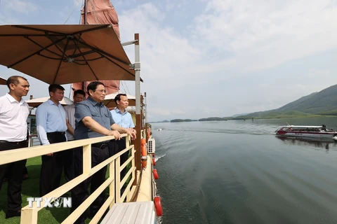 Thủ tướng Phạm Minh Chính khảo sát đồ án quy hoạch chung xây dựng khu du lịch quốc gia hồ Thác Bà. (Ảnh: Dương Giang/TTXVN) 