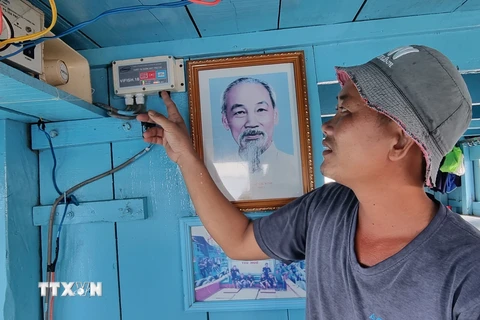 Thiết bị giám sát hành trình được ngư dân xã Thanh Hải (huyện Ninh Hải) lắp đặt trên tàu cá. (Ảnh: Nguyễn Thành/TTXVN)