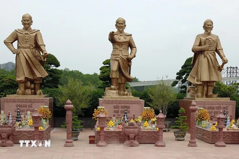 Tượng của 3 vị anh hùng dân tộc: Ngô Quyền, Lê Đại Hành và Trần Hưng Đạo trên Quảng trường Chiến thắng. (Ảnh: Minh Đức/TTXVN) 