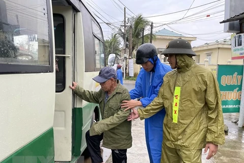Người dân xã Tam Thanh, thành phố Tam Kỳ, tỉnh Quảng Nam đi tránh bão số 4. (Ảnh: Trần Tĩnh/TTXVN) 