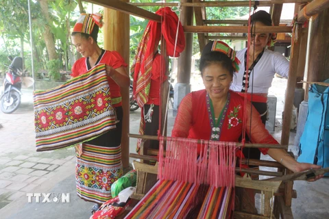 [Photo] Nghệ An bảo tồn nghề dệt thổ cẩm truyền thống gắn với du lịch