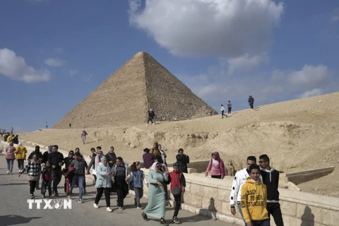 Khách du lịch tham quan Kim tự tháp Giza ở Cairo, Ai Cập. (Nguồn: AFP/TTXVN)