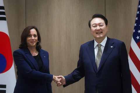 Phó Tổng thống Mỹ Kamala Harris và Tổng thống Hàn Quốc Yoon Suk-yeol. (Nguồn: Reuters)