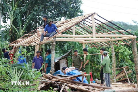 Sau gần một ngày được hỗ trợ, ngôi nhà mới trên nền nhà cũ bị sập của gia đình bà Đinh Thị Xấu đã gần hoàn thiện. (Ảnh: Phạm Cường/TTXVN)