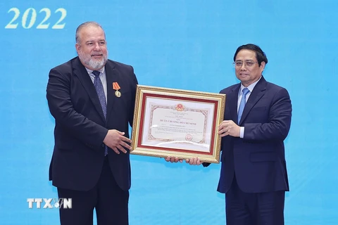 Thủ tướng Phạm Minh Chính trao tặng Huân chương Hồ Chí Minh cho Thủ tướng nước Cộng hòa Cuba Manuel Marrero Cruz. (Ảnh: Dương Giang/TTXVN) 