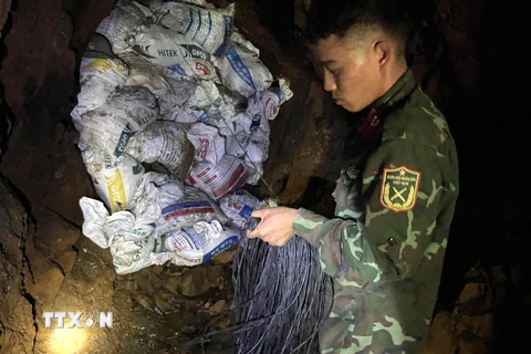 Chiến sỹ công binh đấu nối dây điện kích nổ ở hầm vàng thuộc bãi vàng Nậm Suổng, xã Vàng San. (Ảnh: Việt Hoàng/TTXVN) 