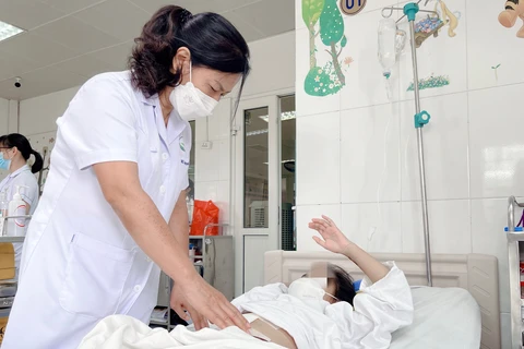 Tiến sỹ, bác sỹ Nguyễn Việt Hoa - Trưởng khoa Phẫu thuật Nhi và Trẻ sơ sinh Bệnh viện Việt Đức thăm khám cho bệnh nhi. (Nguồn: Bệnh viện Việt Đức) 