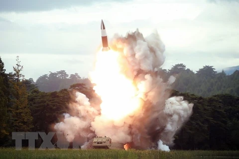 Một vụ phóng thử tên lửa đạn đạo tầm ngắn tại địa điểm bí mật của Triều Tiên. (Ảnh: AFP/TTXVN) 