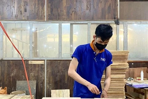 Công nhân Công ty Cổ phần Chế biến gỗ Thuận An làm các chi tiết mặt gỗ cổ điển theo đơn đặt hàng. Ảnh minh họa. (Ảnh: Hồng Nhung/TTXVN)