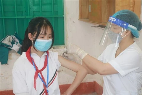 Tiêm vaccine phòng COVID-19 cho trẻ 11 đến dưới 12 tuổi tại Trường Trung học cơ sở Yên Định, huyện Hải Hậu, tỉnh Nam Định. (Ảnh: Văn Đạt/TTXVN) 