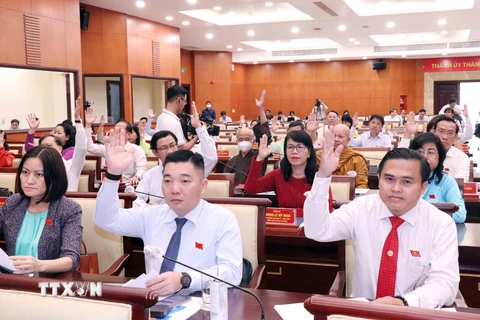 Các đại biểu Hội đồng Nhân dân Thành phố Hồ Chí Minh biểu quyết thông qua Nghị quyết tại kỳ họp. (Ảnh: Xuân Khu/TTXVN)