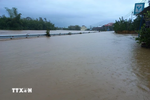 Đường vào trung tâm xã Hành Dũng, huyện Nghĩa Hành bị ngập sâu. (Ảnh: Đinh Hương/TTXVN) 