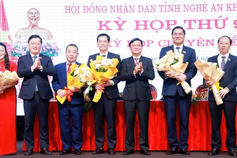 Bí thư Tỉnh ủy, Chủ tịch Hội đồng Nhân dân tỉnh Nghệ An Thái Thanh Quý và Phó Bí thư Tỉnh ủy, Chủ tịch UBND tỉnh Nghệ An tặng hoa chúc mừng đồng chí Hoàng Nghĩa Hiếu và các Phó Chủ tịch UBND tỉnh, các Ủy viên UBND tỉnh được HĐND tỉnh bầu. (Nguồn: Báo Nghệ