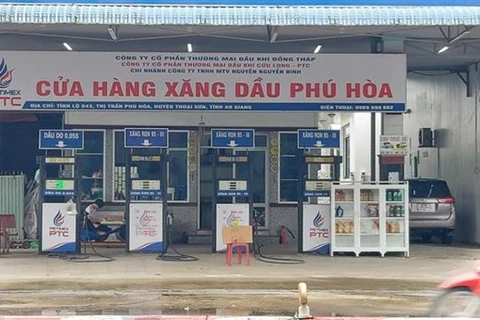 Cửa hàng xăng dầu Phú Hòa nằm trên đường tỉnh lộ 943, gần khu công nghiệp Phú Hòa, huyện Thoại Sơn, tỉnh An Giang treo bảng "hết xăng." (Ảnh: Công Mạo/TTXVN) 