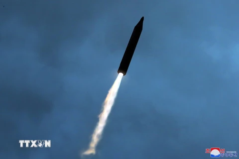 Một vụ phóng thử tên lửa đạn đạo trong cuộc tập trận chiến thuật của Quân đội Nhân dân Triều Tiên. (Ảnh: KCNA/TTXVN)